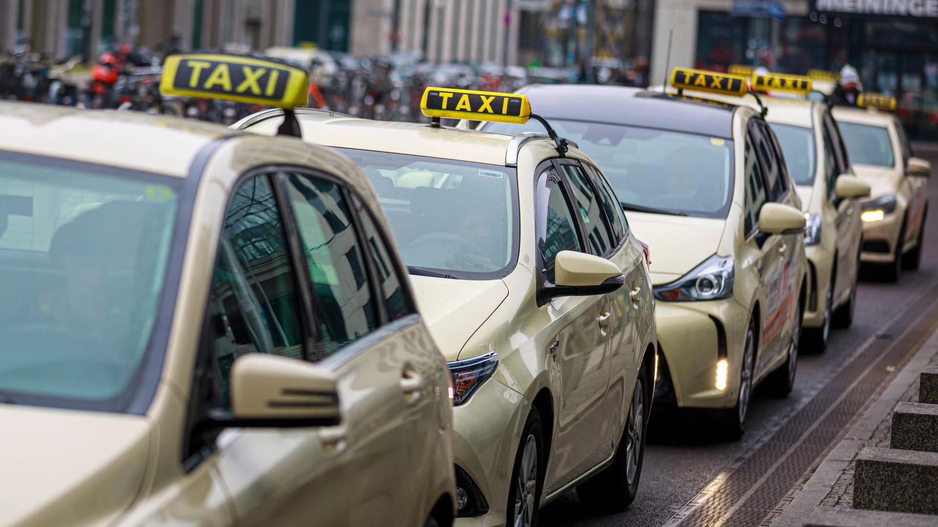 Unverkennbar: Wohl niemand würde sein Auto in Hellelfenbein lackieren lassen – das macht unsere Taxis bereits von Weitem unverwechselbar.