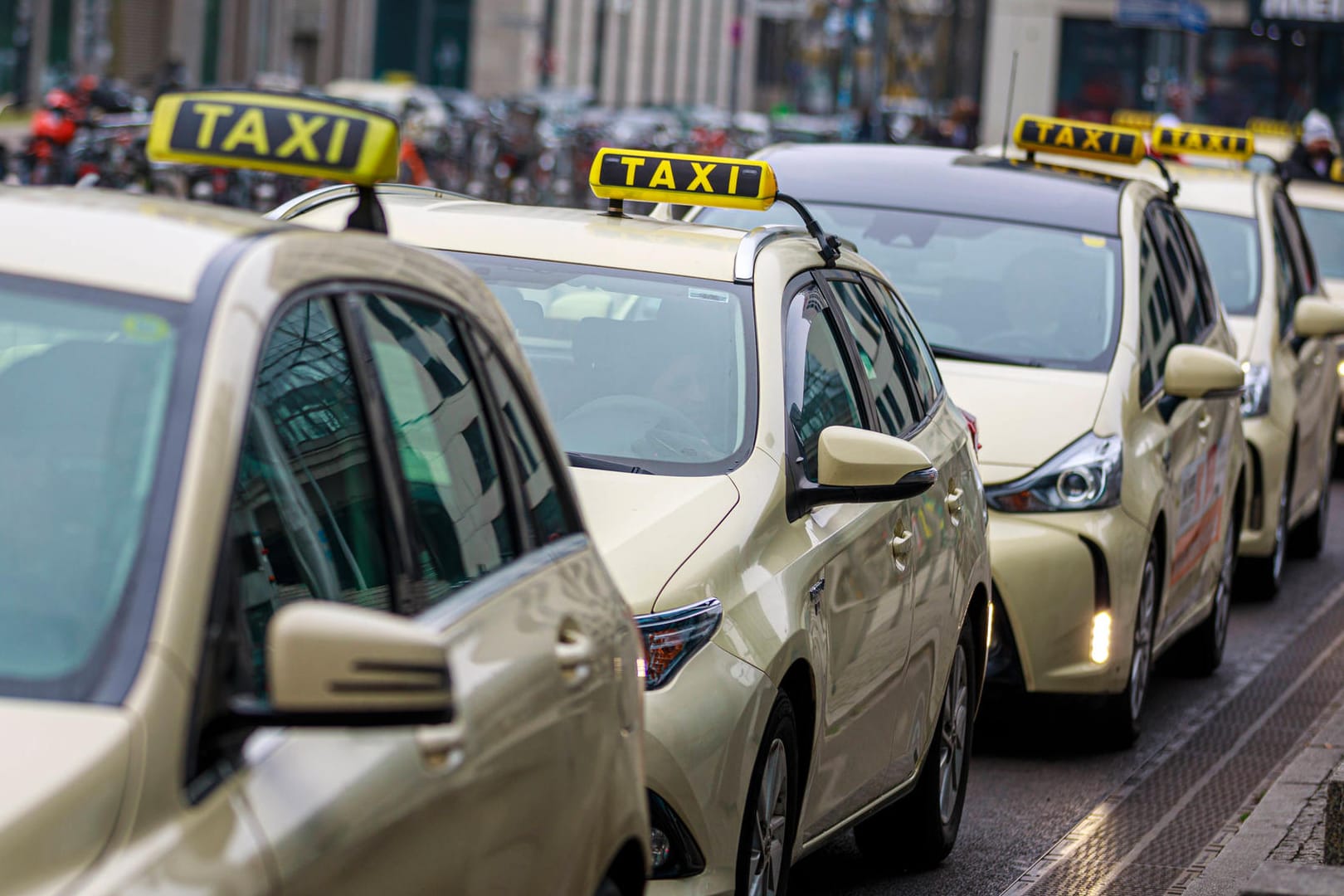 Unverkennbar: Wohl niemand würde sein Auto in Hellelfenbein lackieren lassen – das macht unsere Taxis bereits von Weitem unverwechselbar.