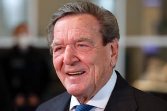 Gerhard Schröder: Der Altkanzler soll einen neuen Job beim russischen Gaskonzern Gazprom erhalten.