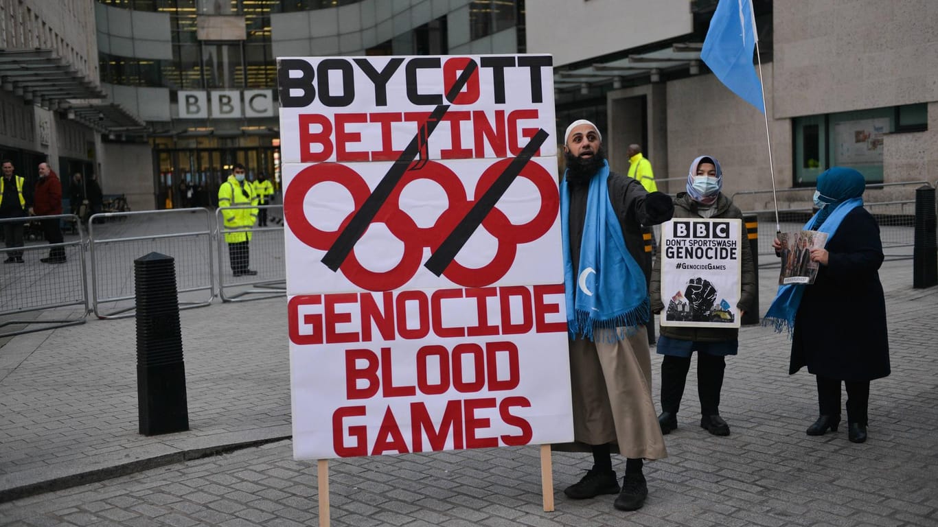 Im Januar protestierten Menschen in London vor der BBC. Der Sender solle die Olympischen Spiele nicht übertragen, so die Forderung.