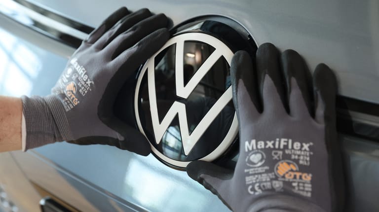 VW in der Produktion (Symbolbild): Im Stammwerk Wolfsburg fährt der große Autobauer fast alle Nachtschichten nach Ostern herunter.