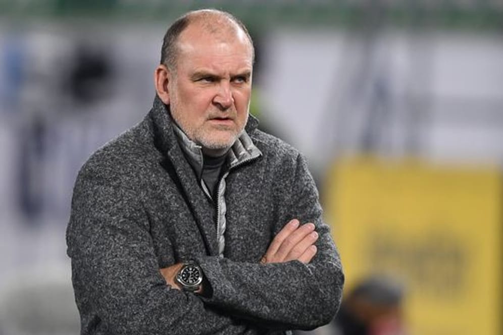 Wolfsburgs Geschäftsführer Jörg Schmadtke kritisiert den Umgang mit Eberls Rücktritt.