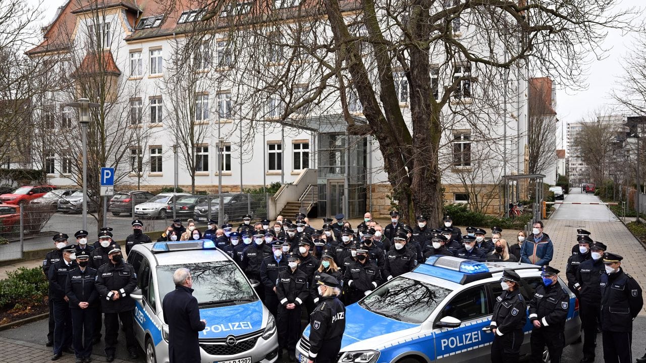 Polizisten des Inspektionsdienstes Erfurt-Süd der Landespolizeiinspektion Erfurt gedenken ihrer getöteten Kollegen aus Rheinland-Pfalz. Polizisten des Inspektionsdienstes Erfurt-Süd der Landespolizeiinspektion Erfurt gedenken ihrer getöteten Kollegen aus Rheinland-Pfalz.