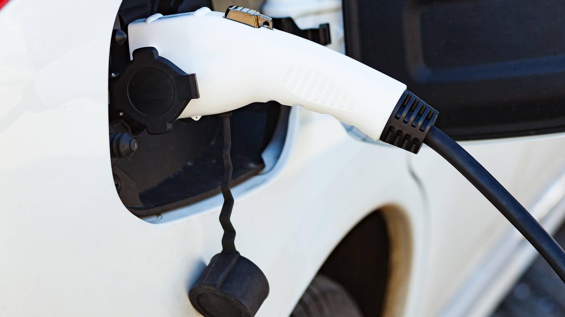 Klimaschonend fahren? Nicht alle Plug-in-Hybride scheinen ihr grünes Versprechen zu halten. Klimaschonend fahren? Nicht alle Plug-in-Hybride scheinen ihr grünes Versprechen zu halten.