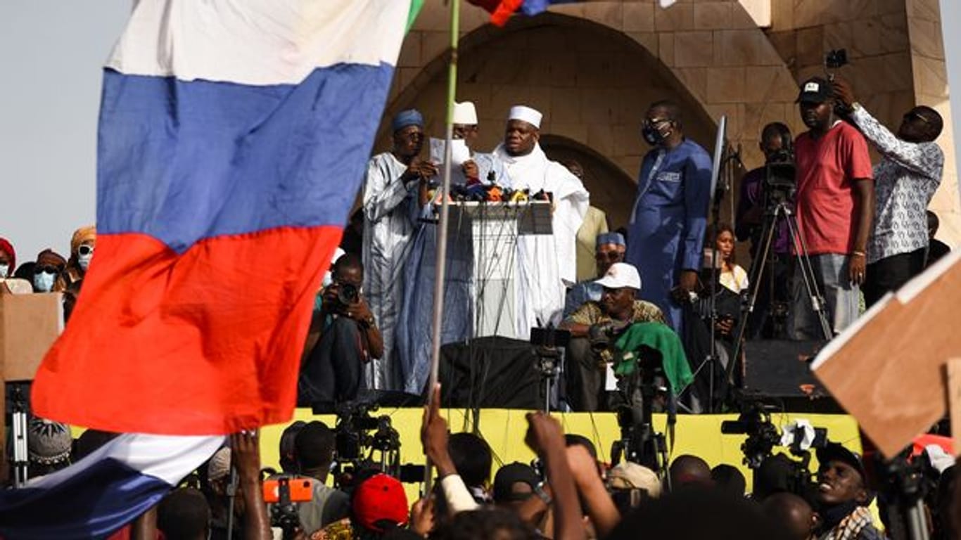 Unter anderem gegen Malis Premierminister Choguel Maïga (M) werden von der EU Sanktionen verhängt.