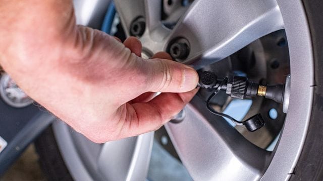 Mit einer Akku-Luftpumpe macht man sich unabhängiger von Geräten an der Tankstelle oder einer Werkstatt.