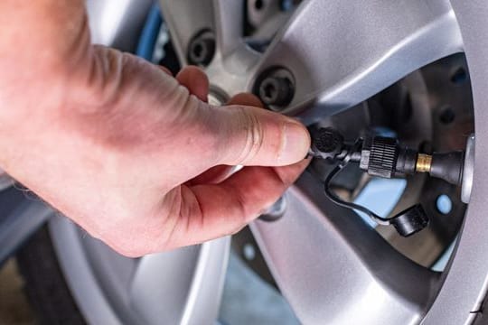 Mit einer Akku-Luftpumpe macht man sich unabhängiger von Geräten an der Tankstelle oder einer Werkstatt.