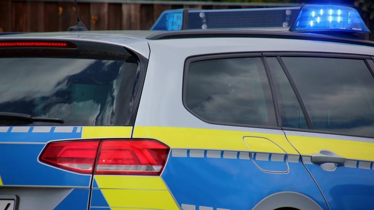 Einsatzfahrzeug mit Blaulicht (Symbild): Die Polizei ermittelt gegen die Diebin.