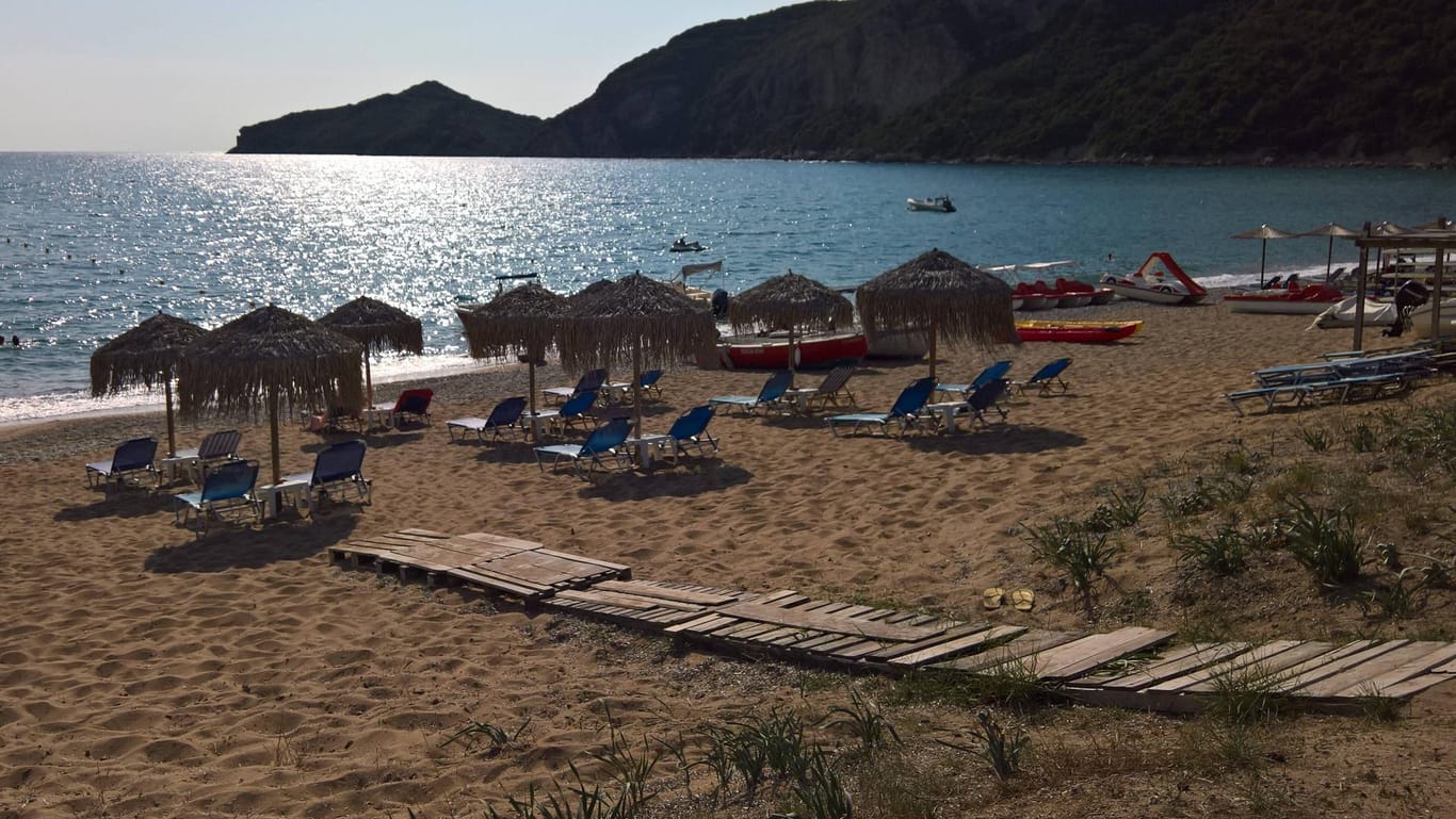 Corfu (Insel Korfu, Griechenland). Strand- bzw Beach-Urlaub waehrend Corona im Oktober 2021. Nach einem deutlichen Anst