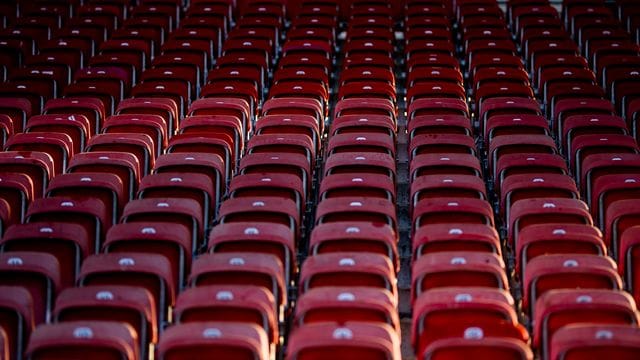 Leere Sitze in der Mercedes-Benz Arena werden von der Sonne angestrahlt. Leere Sitze in der Mercedes-Benz Arena werden von der Sonne angestrahlt.