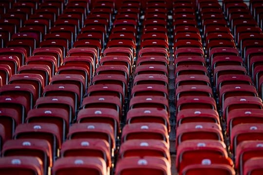 Leere Sitze in der Mercedes-Benz Arena werden von der Sonne angestrahlt.