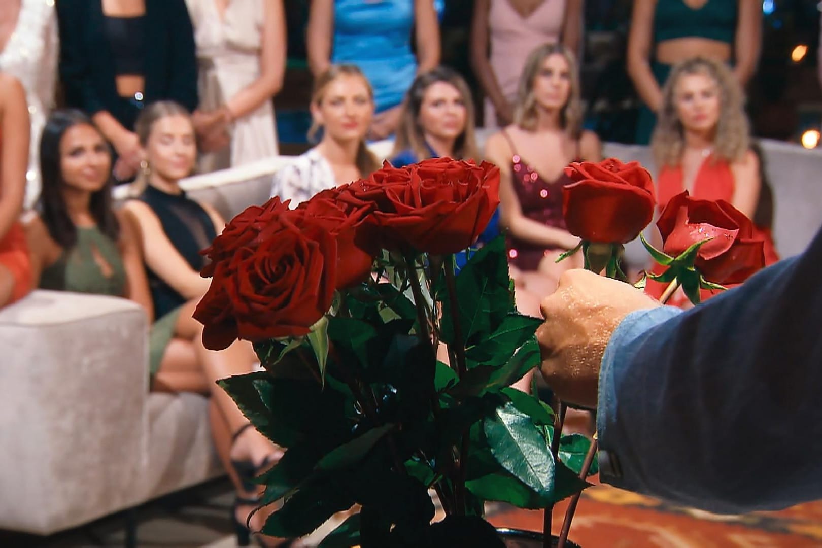 "Der Bachelor": In Folge drei fiel der erste Kuss.