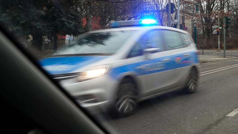 Ein Polizeiauto bei einer Einsatzfahrt mit Blaulicht (Symbolbild): Der junge Mann wurde mit Reizgas angegriffen.
