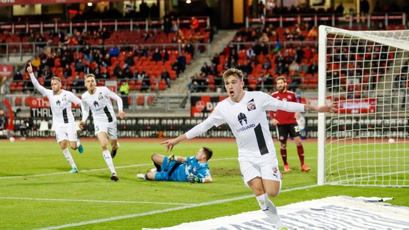 Der Ingolstädter Dennis Eckert Ayensa feiert seinen Treffer zum 2:0 in Nürnberg.