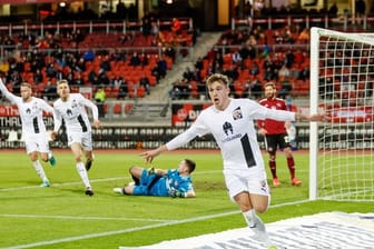 Der Ingolstädter Dennis Eckert Ayensa feiert seinen Treffer zum 2:0 in Nürnberg.