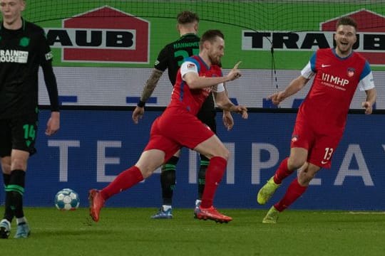 Heidenheims Tobias Mohr (M) jubelt zusammen mit Robert Leipertz (r) nach seinem Treffer zum 3:1.