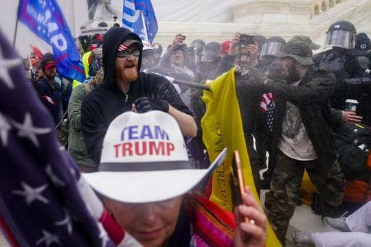 Bei der Kapitol-Attacke durch Trump-Anhänger starben fünf Menschen, Dutzende wurden verletzt.