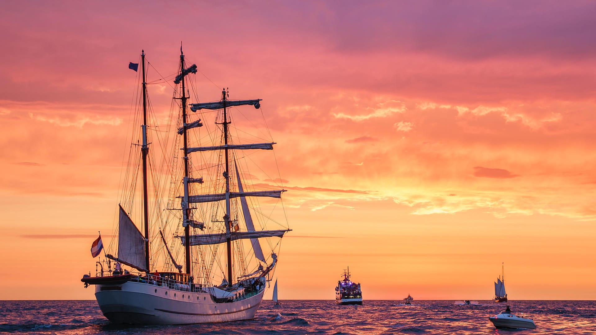 Segelschiff vor malerischer Kulisse während der "Hanse Sail": Das Volksfest war der feierliche Ausgangspunkt für die Klimainitiative.