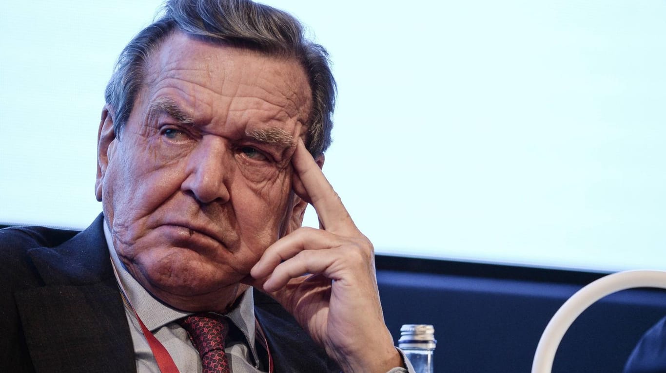 Ex-Kanzler Gerhard Schröder bei einem Wirtschaftsforum (Archivbild): Er ist in die Kritik wegen seiner Nähe zu Russland gekommen.