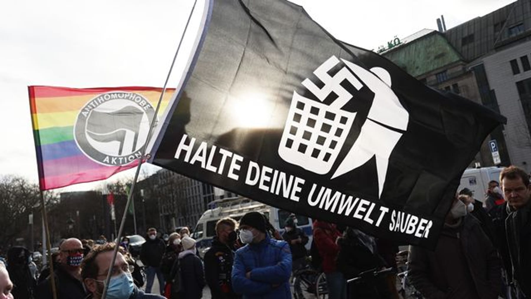 Rote Karte Für "Querdenker": Protest Gegen Corona-Demo