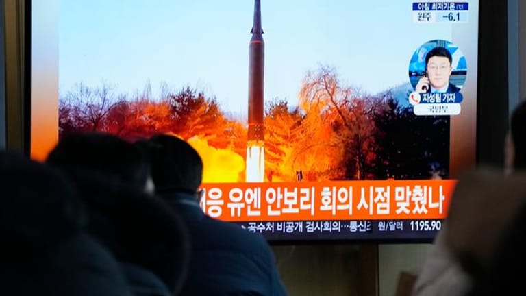 Menschen schauen sich im Bahnhof von Seoul eine Nachrichtensendung an, in der ein nordkoreanischen Raketenstart gezeigt wird (Archivbild).