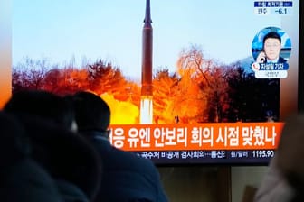 Menschen schauen sich im Bahnhof von Seoul eine Nachrichtensendung an, in der ein nordkoreanischen Raketenstart gezeigt wird (Archivbild).