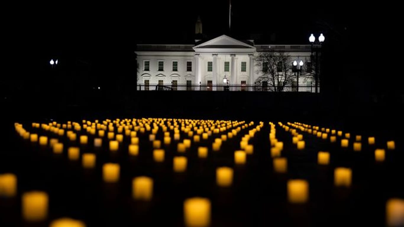 Mahnwache bei Kerzenschein vor dem Weißen Haus in Washington, um aller Pflegekräfte zu gedenken, die an Covid-19 gestorben sind (Archivbild).