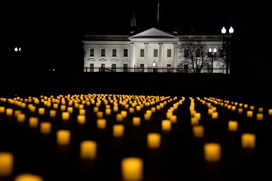 Mahnwache bei Kerzenschein vor dem Weißen Haus in Washington, um aller Pflegekräfte zu gedenken, die an Covid-19 gestorben sind (Archivbild).