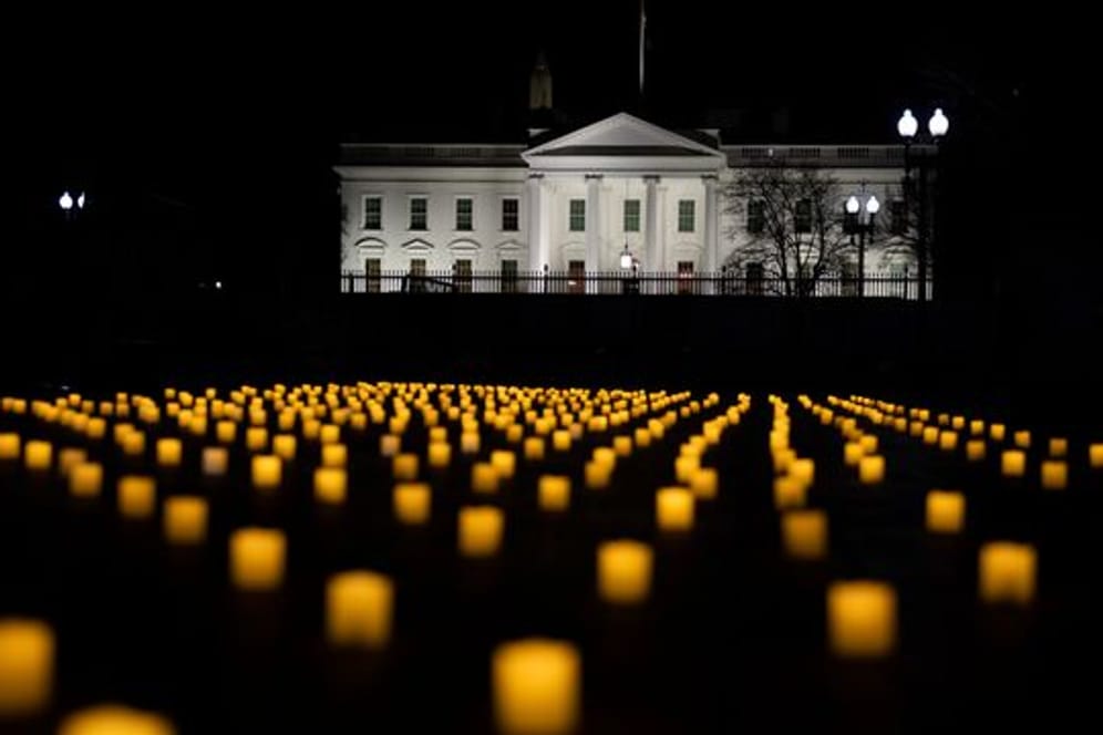 Mahnwache bei Kerzenschein vor dem Weißen Haus in Washington, um aller Pflegekräfte zu gedenken, die an Covid-19 gestorben sind (Archivbild).