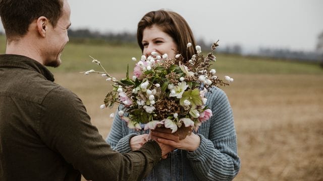 Auch wenn ein Strauß mit regional wachsenden Blumen im Winter eine Herausforderung ist, es gibt ihn - unter anderem mit Christrosen und Weidenkätzchen.