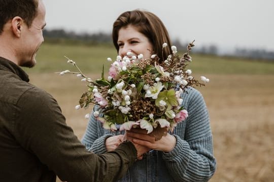 Auch wenn ein Strauß mit regional wachsenden Blumen im Winter eine Herausforderung ist, es gibt ihn - unter anderem mit Christrosen und Weidenkätzchen.