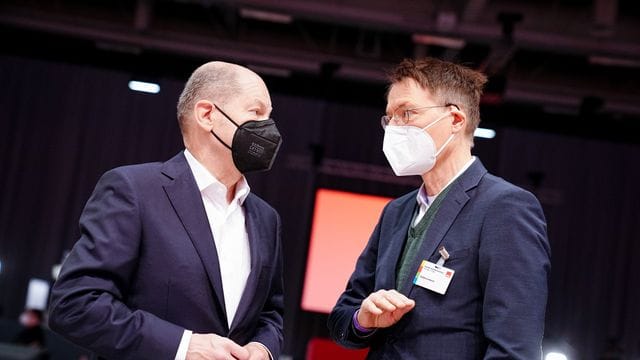 Bundeskanzler Olaf Scholz (l) und Gesundheitsminister Karl Lauterbach. Bundeskanzler Olaf Scholz (l) und Gesundheitsminister Karl Lauterbach.
