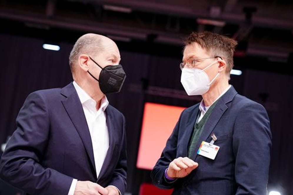 Bundeskanzler Olaf Scholz (l) und Gesundheitsminister Karl Lauterbach.