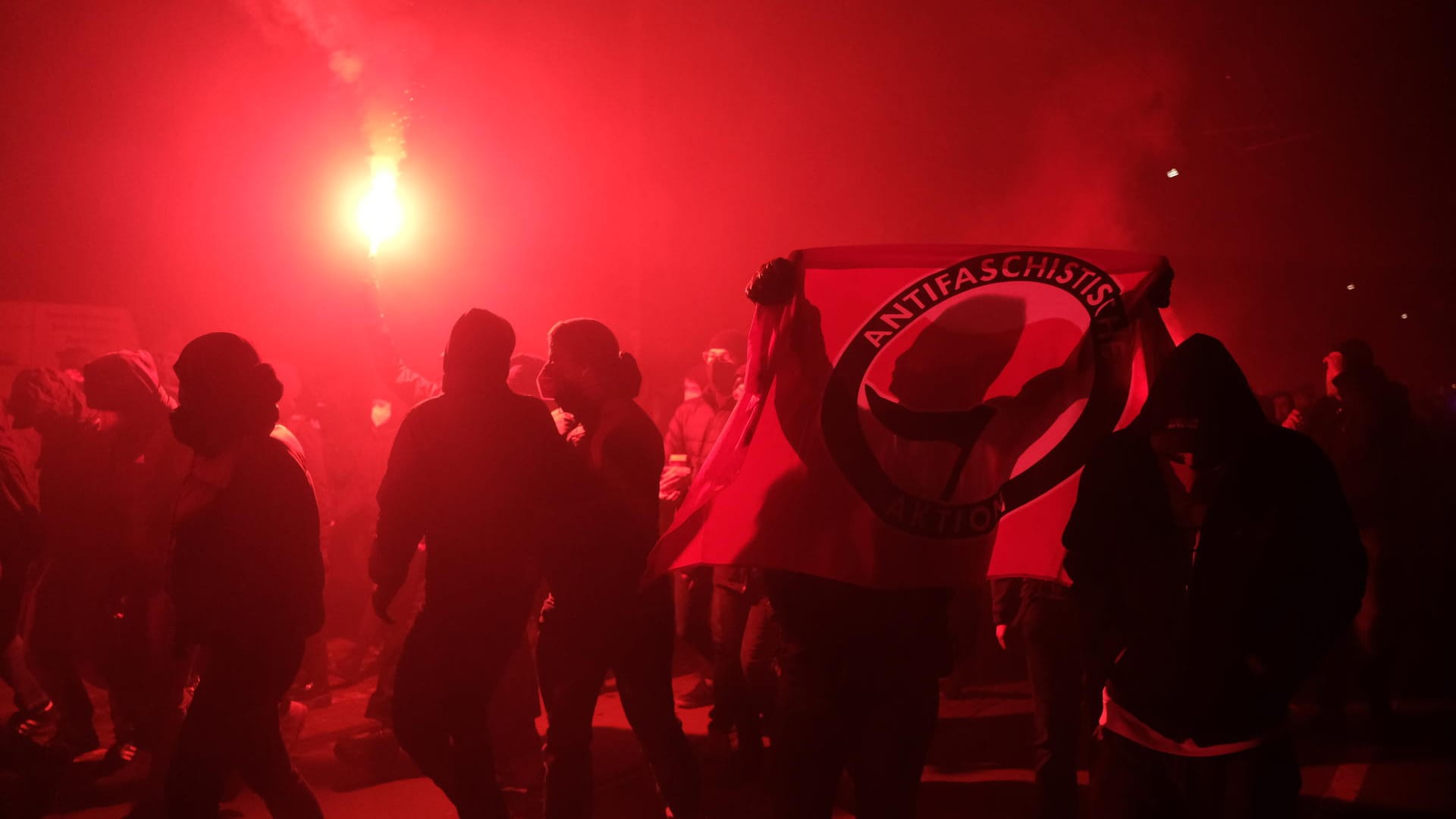 Teilnehmer des Demonstrationszugs: Es wurde Pyrotechnik gezündet