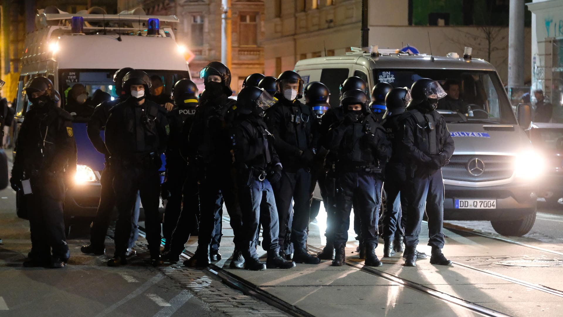 Polizistinnen und Polizisten während der Demonstration: Mehrere hundert Menschen protestierten gegen Durchsuchungsaktionen durch die Polizei in mehreren Häusern im Januar. Polizistinnen und Polizisten während der Demonstration: Mehrere hundert Menschen protestierten gegen Durchsuchungsaktionen durch die Polizei in mehreren Häusern im Januar.