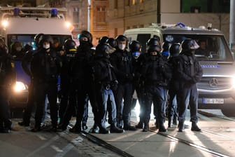 Polizistinnen und Polizisten während der Demonstration: Mehrere hundert Menschen protestierten gegen Durchsuchungsaktionen durch die Polizei in mehreren Häusern im Januar.