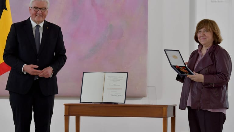 Swetlana Alexijewitsch wird von Bundespräsident Steinmeier mit dem Großen Verdienstkreuz geehrt: "Natürlich" solle Deutschland der Ukraine mit Waffen zur Selbstverteidigung aushelfen.
