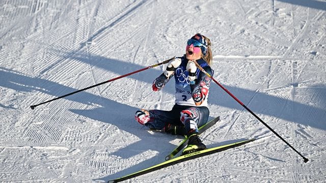 Norwegens Langlauf-Star Therese Johaug hat die erste Goldmedaille bei den Olympischen Winterspielen in Peking gewonnen.