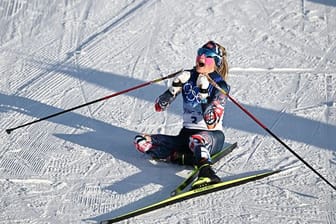 Norwegens Langlauf-Star Therese Johaug hat die erste Goldmedaille bei den Olympischen Winterspielen in Peking gewonnen.