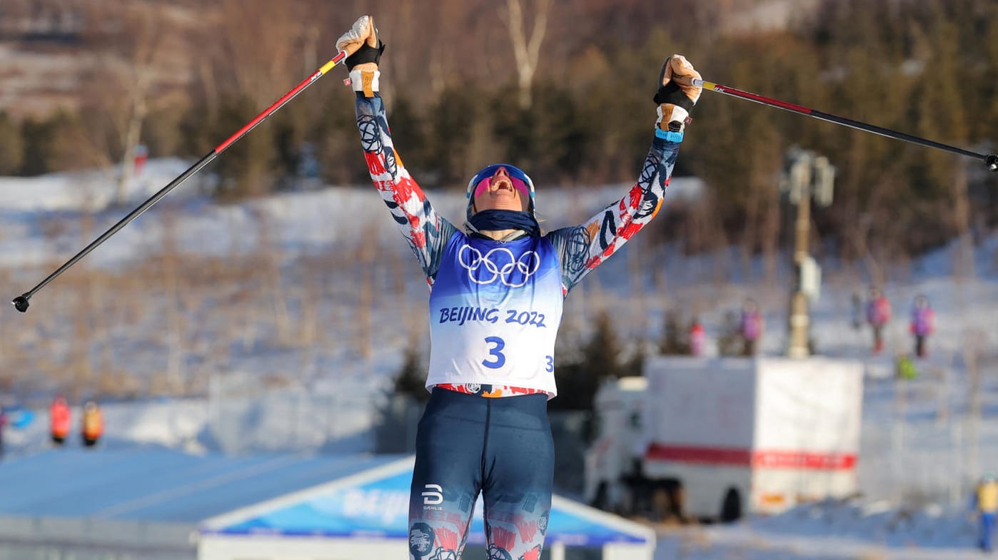 Therese Johaug feiert ihren Sieg: Die Norwegerin dominierte den Skiathlon.