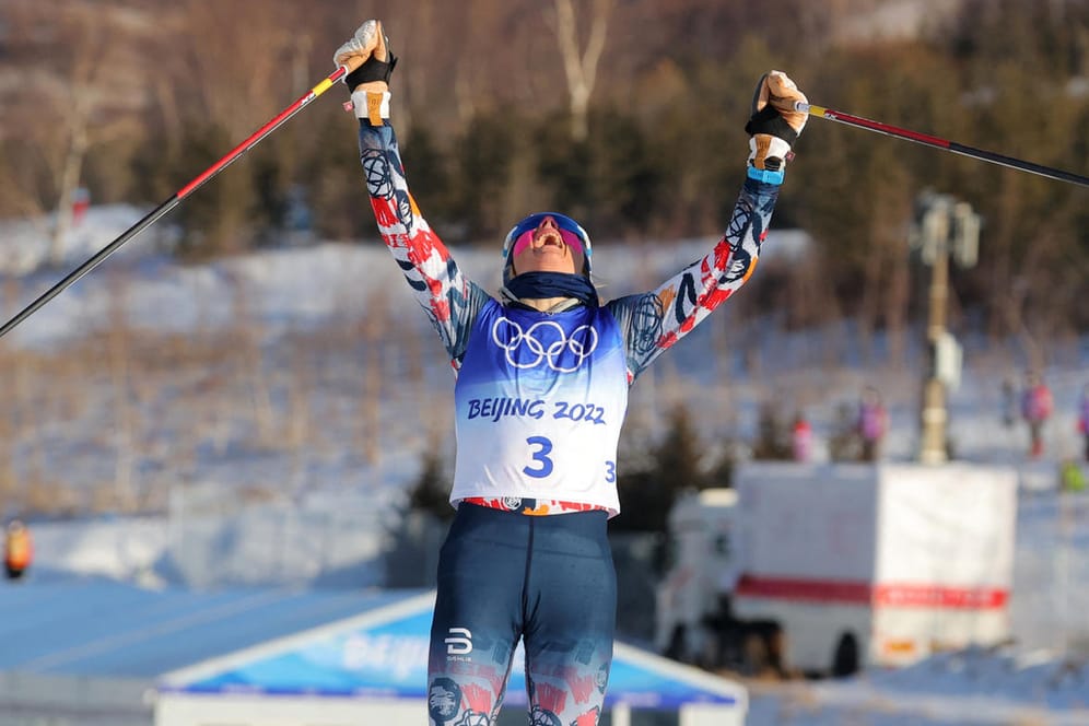 Therese Johaug feiert ihren Sieg: Die Norwegerin dominierte den Skiathlon.