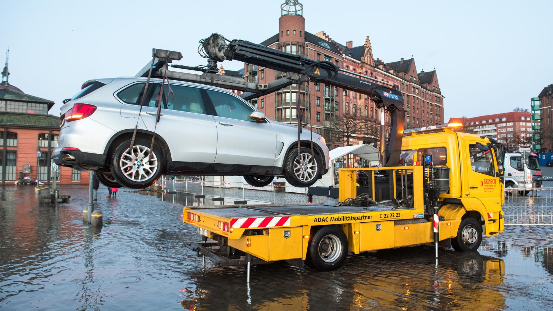 Ein Auto wird am Morgen auf dem überschwemmten Fischmarkt von einem Abschlepper in Sicherheit gebracht: Die Elbe ist wieder über die Ufer getreten. Ein Auto wird am Morgen auf dem überschwemmten Fischmarkt von einem Abschlepper in Sicherheit gebracht: Die Elbe ist wieder über die Ufer getreten.