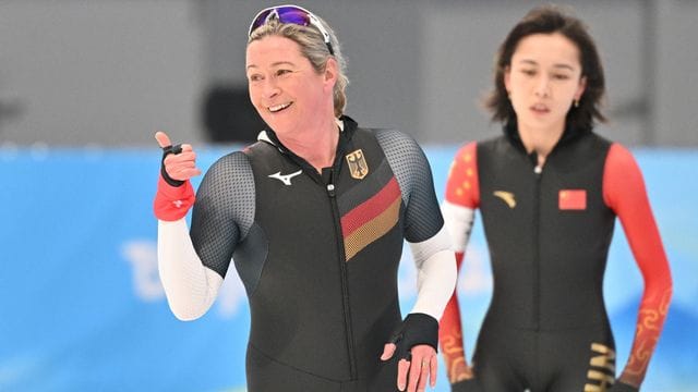 Feiert ihren letzten Platz über 3000 Meter wie einen Sieg: Claudia Pechstein (l) neben der Chinesin Adake Ahena Er.