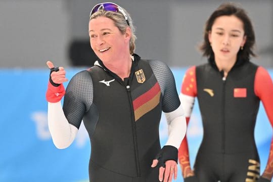 Feiert ihren letzten Platz über 3000 Meter wie einen Sieg: Claudia Pechstein (l) neben der Chinesin Adake Ahena Er.