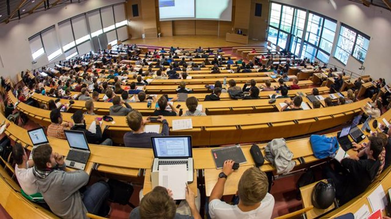 Studierende sitzen während einer Vorlesung im Hörsaal