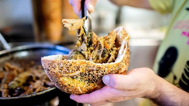 Döner mal anders: Dönerfleisch und Grünkohl in der Pitatasche. Döner mal anders: Dönerfleisch und Grünkohl in der Pitatasche.
