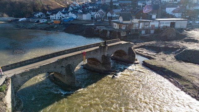 Die Ruine der historischen Bogenbrücke über der Ahr in Rech