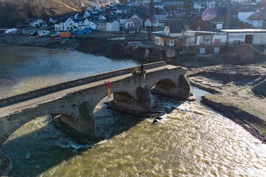 Die Ruine der historischen Bogenbrücke über der Ahr in Rech