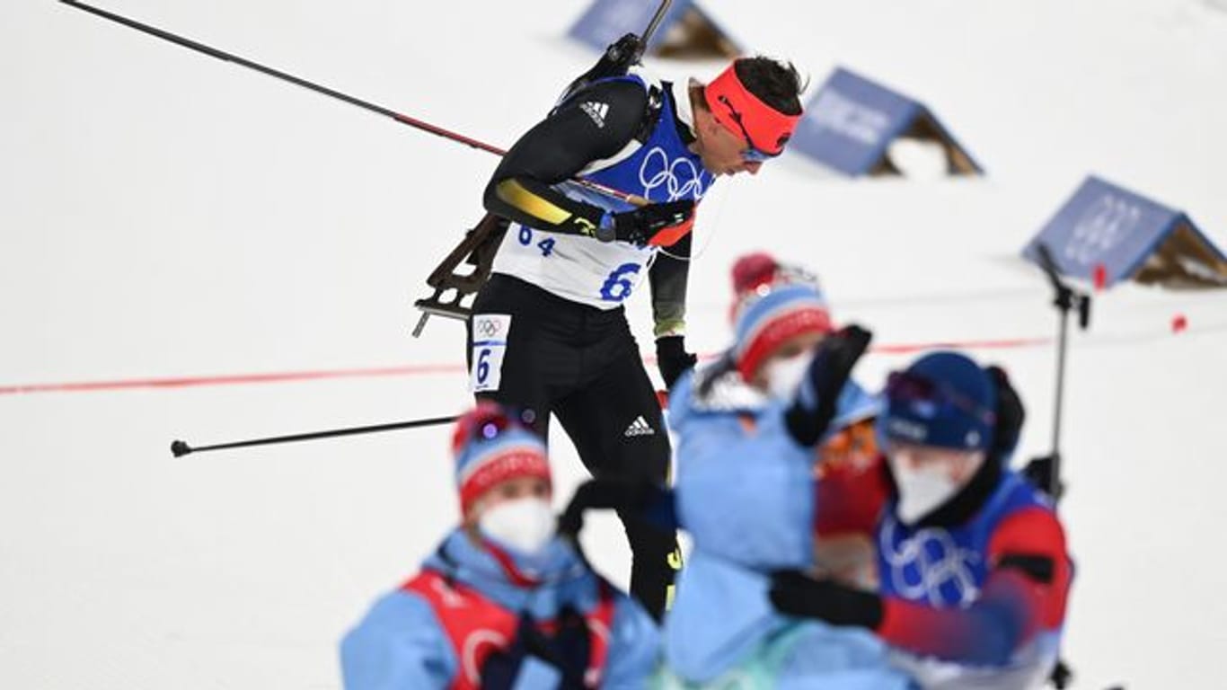 Während die Biathleten aus Norwegen jubeln kommt Philipp Nawrath (hinten) ins Ziel.