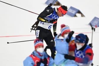 Während die Biathleten aus Norwegen jubeln kommt Philipp Nawrath (hinten) ins Ziel.